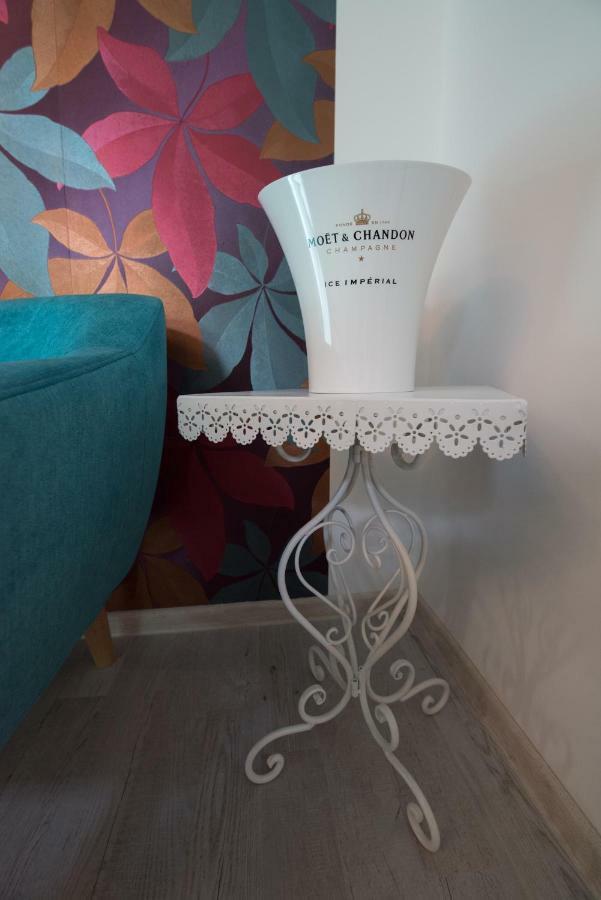 Queen Holiday Apartment Bucureşti Ngoại thất bức ảnh